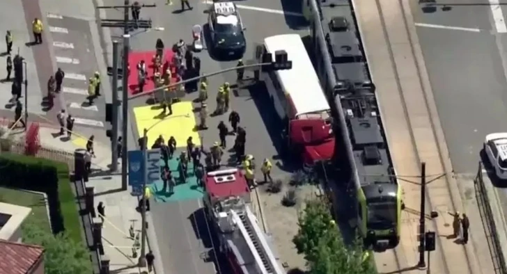 При столкновении поезда метро и автобуса в США пострадали десятки человек-ФОТО