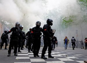 В Париже свыше 50 полицейских пострадали в ходе первомайской демонстрации