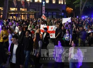 В Тбилиси у здания парламента возобновилась акция протеста