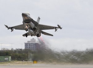 Самолет F-16 ВВС Сингапура разбился на авиабазе 