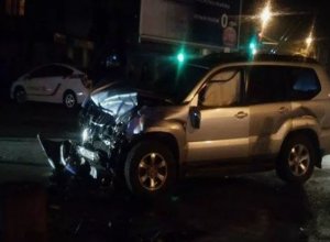 В Гаджигабуле автомобиль врезался в детсад: есть погибший и пострадавший