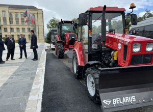Президент Беларуси подарил городу Шуша тракторы
