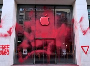 В Берлине магазин Apple облили краской, оставив надпись Free Congo