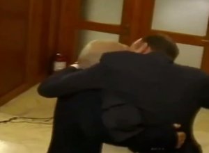 Румынский депутат покусал своего коллегу- (видео)