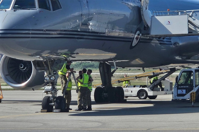 Горящий Boeing 737 совершил аварийную посадку в Новой Зеландии-ВИДЕО