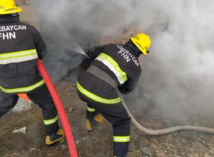 В Баку произошел пожар в автомобильном цехе