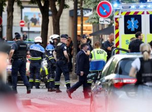 В Париже вооруженный ножом человек ранил полицейского