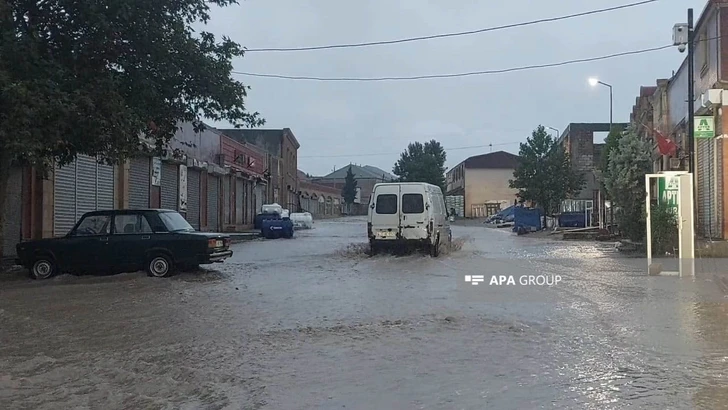 В Гяндже из-за сильного ливня оказались затоплены около 30 частных домов-ФОТО