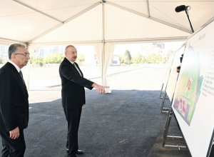 Президент Ильхам Алиев ознакомился с ходом работ в новом парке около станции метро 