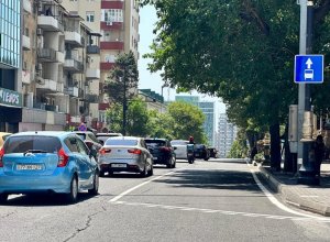 Еще на одной из улиц Баку создана выделенная полоса