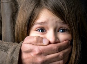 Россиянин десятки раз насиловал свою 11-летнюю дочь