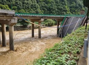 В Китае при обрушении моста погибли не менее 38 человек