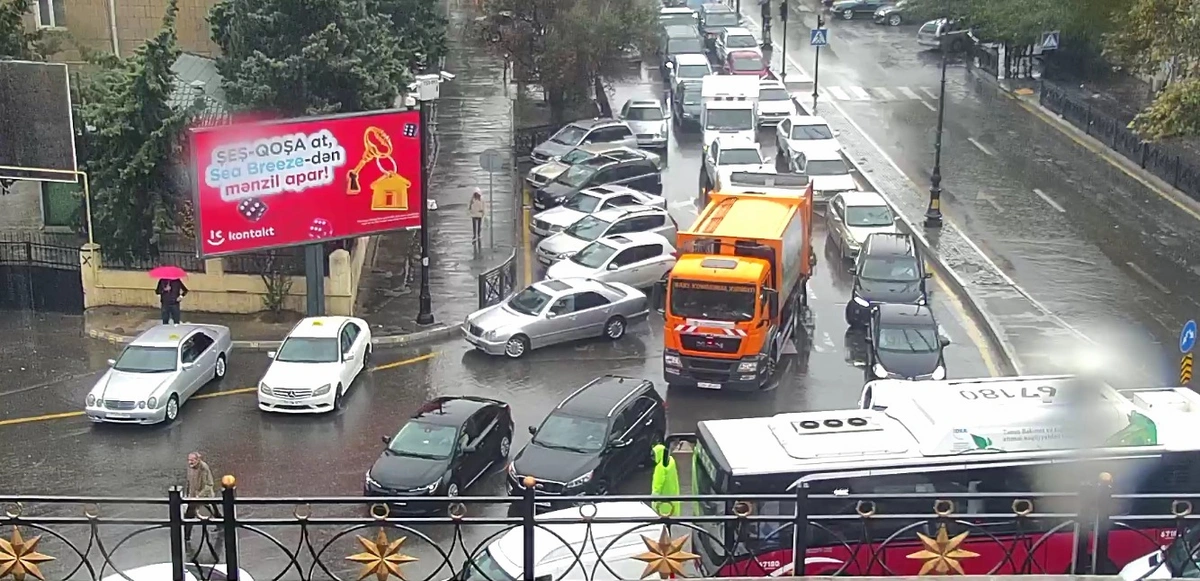 Дождливая погода парализовала движение на улицах Баку-ФОТО