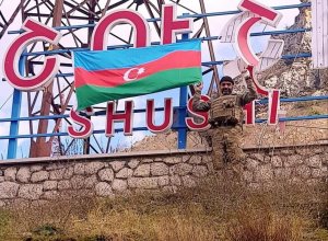 “Bu arzum yerinə yetdi, bayrağı tək mən yox, şəhidlər də asıb” - Şuşaya bayrağı sancan qəhrəman-FOTOLAR+ÖZƏL