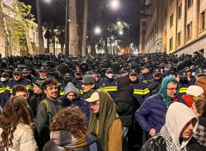 В Тбилиси у здания парламента начались столкновения митингующих с полицией