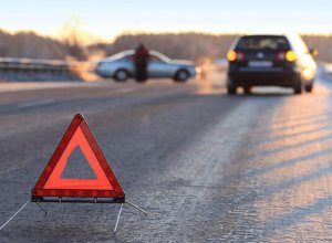 В Пираллахы автомобиль врезался в рекламный щит, водитель погиб