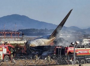 Черный ящик самолета Jeju Air перестал вести запись за 2 км до посадки