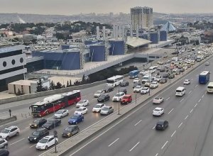 На ряде улиц и проспектов Баку затруднено движение транспорта