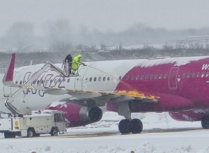 Из-за снегопада поврежден козырек над центральным входом аэропорта Батуми