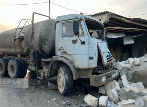 На Абшероне автоцистерна протаранила жилой дом