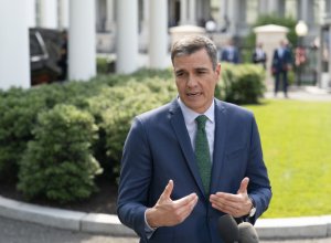 Премьер Испании не смог прилететь в Париж на саммит по Украине из-за поломки самолета