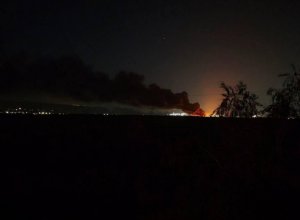 В Луганске прогремели взрывы и вспыхнул мощный пожар-ВИДЕО