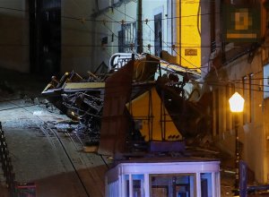 На месте крушения фуникулера в Лиссабоне нашли оборванный трос