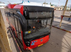 В Баку водитель автобуса по неосторожности сбил светофор