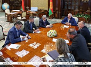 Трамп передал в подарок Лукашенко запонки с изображением Белого дома
