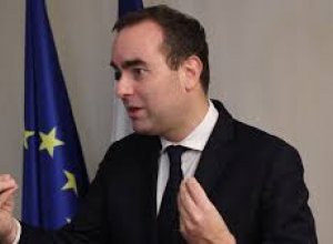 Во Франции левые в парламенте внесут резолюцию о недоверии Лекорню
