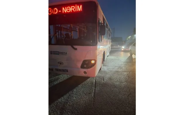 В Баку столкнулись два автобуса, на дороге образовался затор-ФОТО