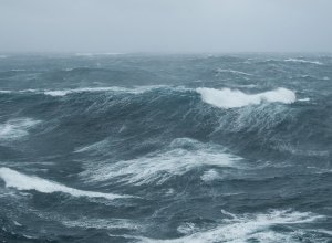 В Азербайджане наблюдается сильный ветер, высота морских волн достигает 4,2 м
