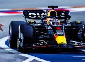 Пилот Red Bull лидирует в основной гонке 