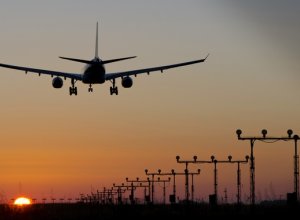 Самолет, следовавший в Лондон, совершил посадку в Баку