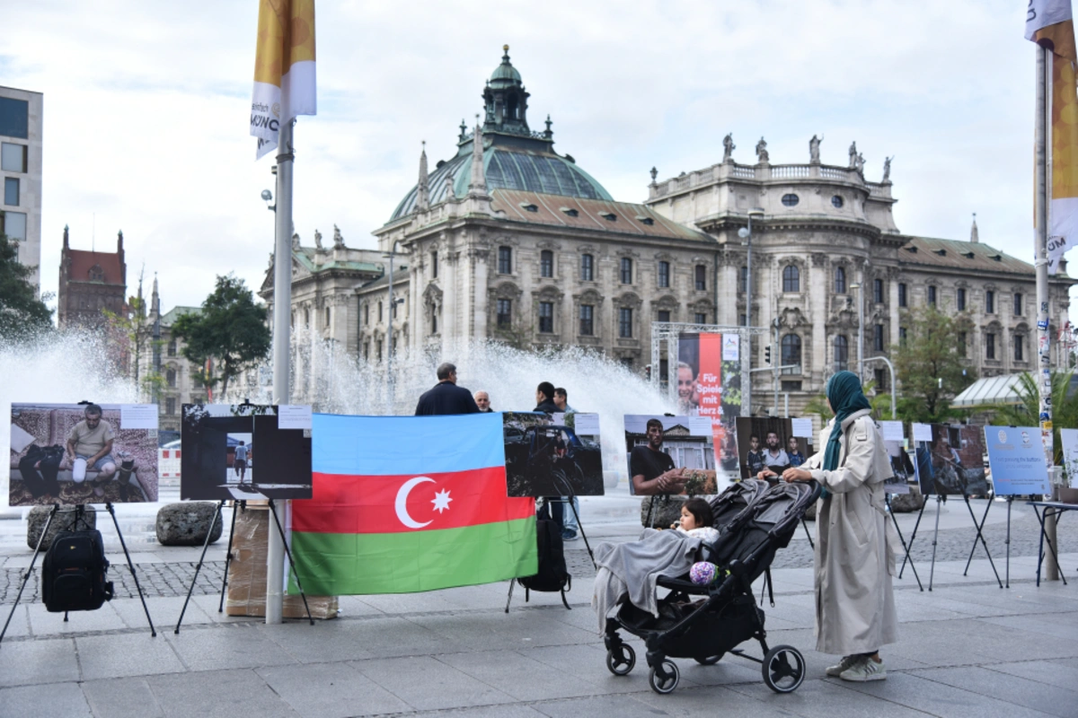 На центральной площади Мюнхена открылась фотовыставка, посвященная жертвам мин в Азербайджане