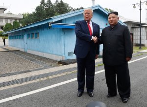 Президент США может встретиться с лидером КНДР в демилитаризованной зоне
