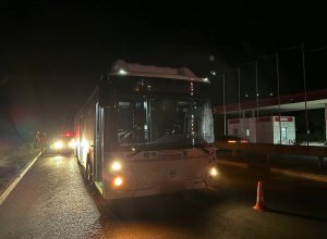 На трассе Баку-Шамахы автобус наехал на пешехода из-за лопнувшей шины