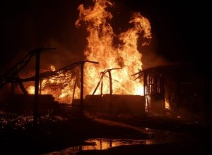 Сильный пожар охватил цех в Гейчае