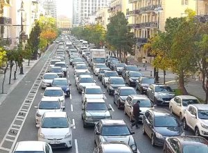 На ряде улиц и проспектов Баку затруднено движение транспорта