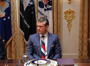 Пит Хегсет надел на встречу с Зеленским галстук с «российским триколором»-ВИДЕО