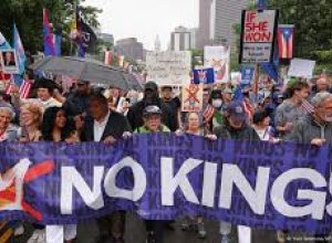 В США проходят многотысячные митинги против политики властей