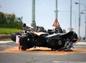 В Баку автомобиль столкнулся с мотоциклом, пострадал один человек