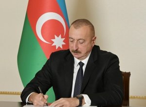 Ильхам Алиев наградил работников сферы статистики