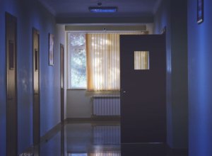 В Гяндже 71-летний мужчина выпал из окна больницы и умер
