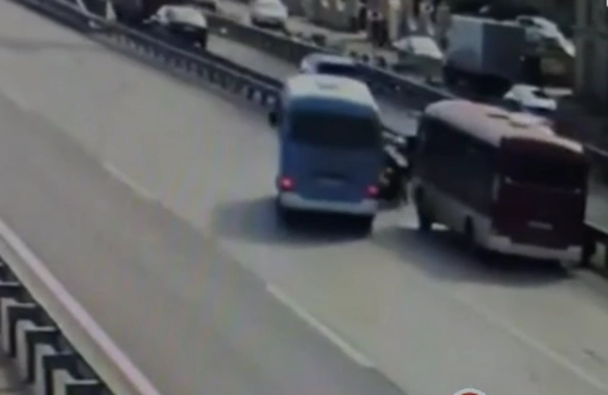 На трассе Сумгайыт-Баку пассажирский автобус сбил мотоциклиста