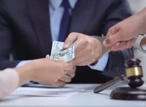 В Гусарском районе задержан чиновник, вымогавший взятки у сельчан