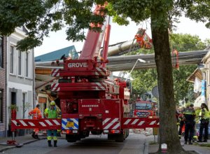 В Нидерландах кран упал на здание детского дома