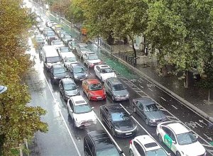В Баку на 14 улицах и проспектах затруднено движение транспорта