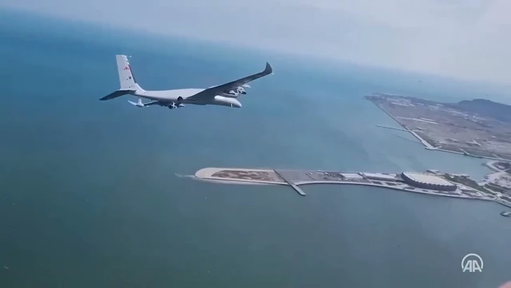 Турецкий дрон Bayraktar Akıncı украсил небо Баку на военном параде