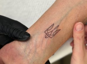 Итальянский сенатор сделал тату с гербом Украины